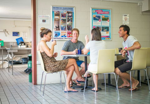 Airlie Beach YHA - Holiday Cairns 5