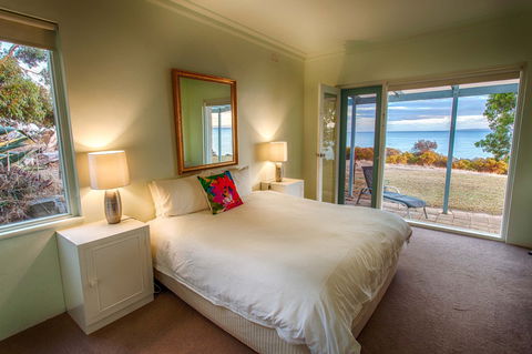 Antechamber Bay Retreats - Holiday Cairns 0