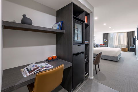 Deco Hotel Canberra - Holiday Cairns 2
