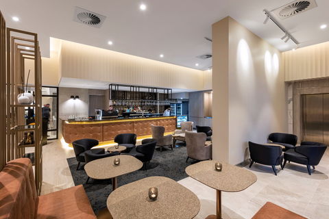 Deco Hotel Canberra - Holiday Cairns 4