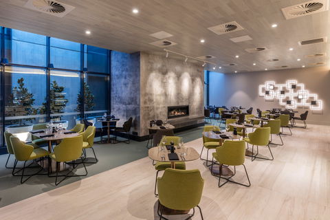 Deco Hotel Canberra - Holiday Cairns 5