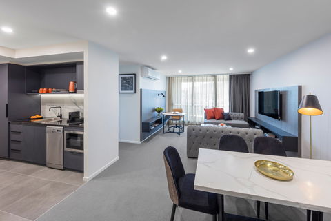 Deco Hotel Canberra - Holiday Cairns 7