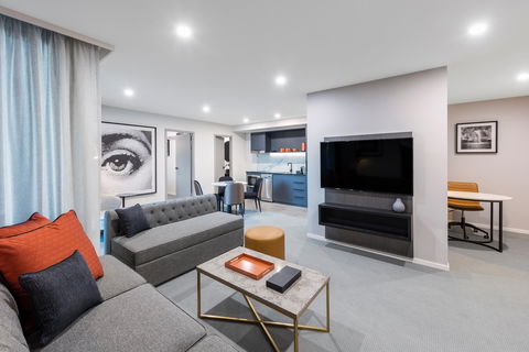 Deco Hotel Canberra - Holiday Cairns 8