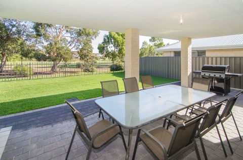 Fairway Isle - Holiday Cairns 8