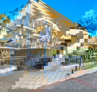 Golden Riviera Beach Resort - Holiday Cairns