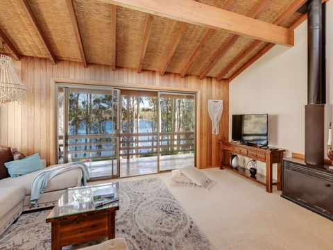Kings Point Lake House - Holiday Cairns 2