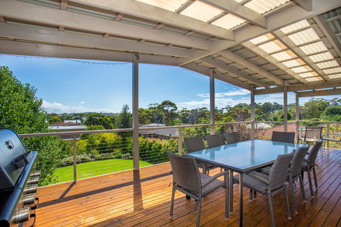 Stylishly Modern - Holiday Cairns 0