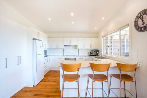 Stylishly Modern - Holiday Cairns 1
