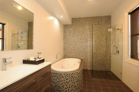 The Monarch: Tumut - Holiday Cairns 2
