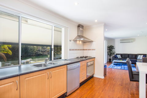 Waterfront Wonder At Lake Conjola - Holiday Cairns 2