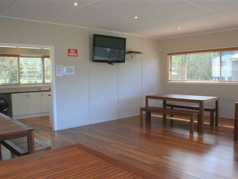 Lake Conjola Waterfront Holiday Park - Holiday Cairns 1