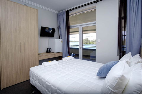 Lakes And Ocean Hotel - Holiday Cairns 2