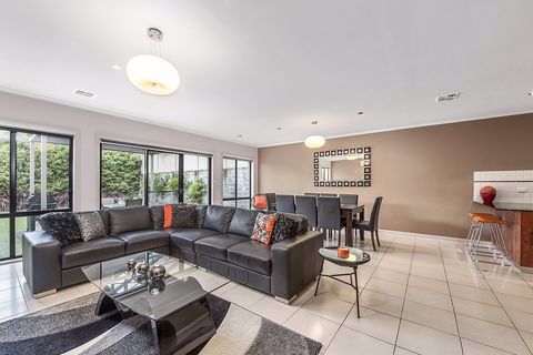 Mount Gambier Apartments - MG Delux - Holiday Cairns 0