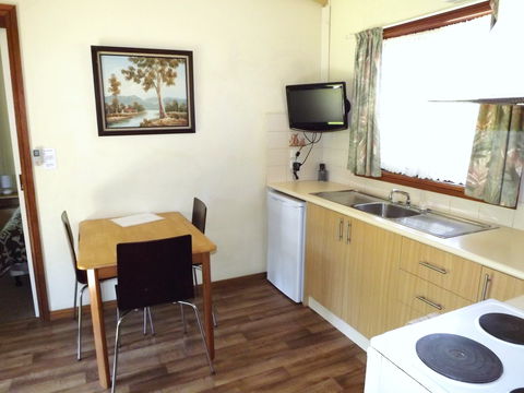 Tumut Log Cabins - Holiday Cairns 1