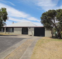 Carthew Street Holiday Home - Holiday Cairns