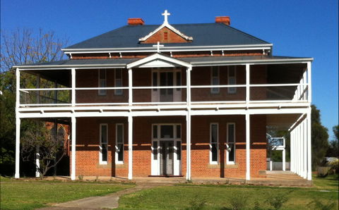 Eddy's Of Canowindra - Holiday Cairns 0