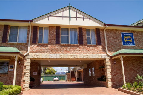 Endeavour Court Motor Inn - Holiday Cairns 1