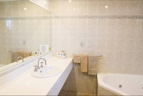 Endeavour Court Motor Inn - Holiday Cairns 2