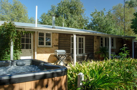 Ford Cottage Bed & Breakfast - Holiday Cairns 0