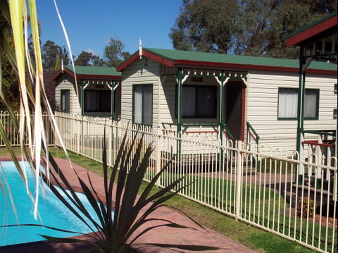Parkes Country Cabins - Holiday Cairns 0