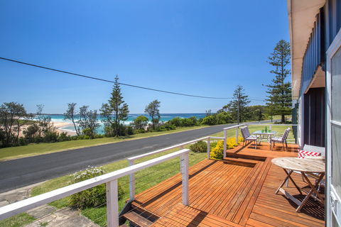 Seaside Holiday Home - Holiday Cairns 1