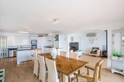 Seaside Holiday Home - Holiday Cairns 2