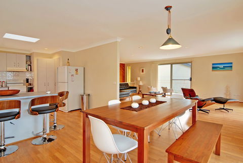 Vincentia Family Holiday Home - Holiday Cairns 2
