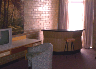 Red Castle Motor Inn - Holiday Cairns