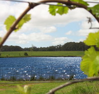 Bettenays Lakeside Loft Apartment and Vineyard Chalets - Holiday Cairns