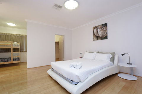 Antonas Verandah Apartments - Holiday Cairns 5