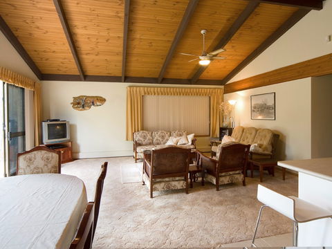 Chisholm Heights CBD Accommodation - Holiday Cairns 0