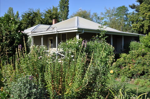Honeysuckle Cottage - Holiday Cairns 0