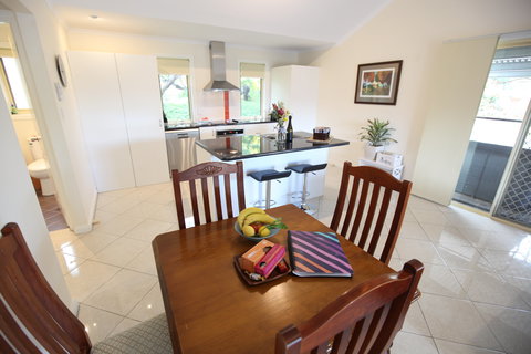 One Tree Bed And Breakfast: The Suite And The Retreat - Holiday Cairns 1