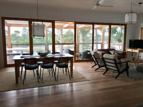 The Lakehouse Beechworth - Holiday Cairns 2