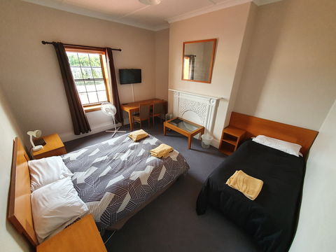 Victoria Hotel Port McDonnell - Holiday Cairns 1