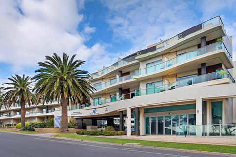 350 Sur La Plage At The Waves - Holiday Cairns 1