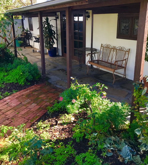 3 Divas Accommodation - The Moscato Cottage - Holiday Cairns 0