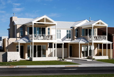 Aldinga Beach Getaways - Holiday Cairns 0