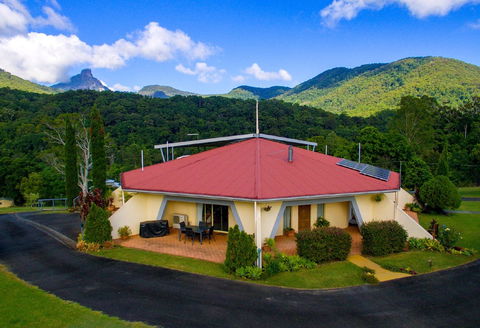 A View Of Mount Warning Bed And Breakfast - Holiday Cairns 0