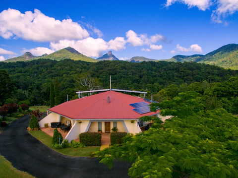 A View Of Mount Warning Bed And Breakfast - Holiday Cairns 1