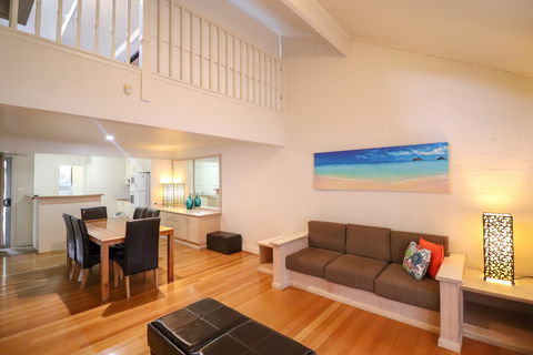 Blackbutt Family Loft Townhouse - Holiday Cairns 2