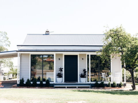 Chic Country Cottage With Vineyard Views - Holiday Cairns 0