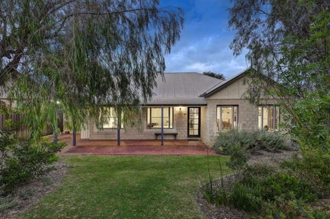 Cottage Retreat/Shady Cottage - Holiday Cairns 0