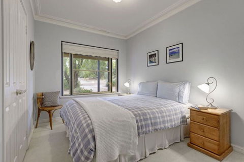 Cottage Retreat/Shady Cottage - Holiday Cairns 1