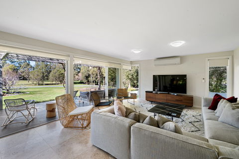 CUB Country House - Berry - Holiday Cairns 1