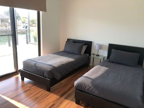 Port Bouvard Retreat - Large Family Friendly Canal Home With Private Jetty - Holiday Cairns 2