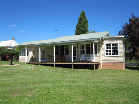 Sutton Forest Cottage - Holiday Cairns 1