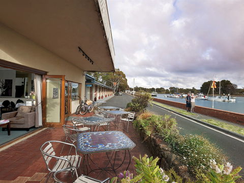 The Waterfront Wynyard - Holiday Cairns 1