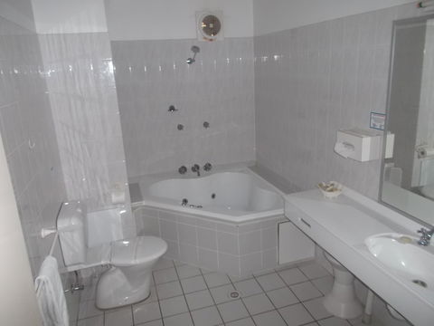 Ulladulla Harbour Motel,  Another Sinclair's Property - Holiday Cairns 1