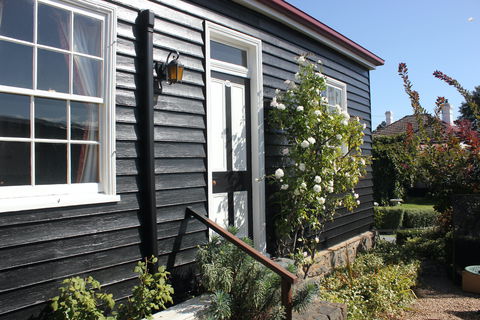 Alice's Cottages - Holiday Cairns 1